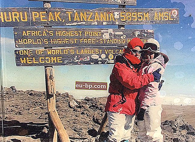 Клои Бенет и майка й на върха на планината.  Килиманджаро
